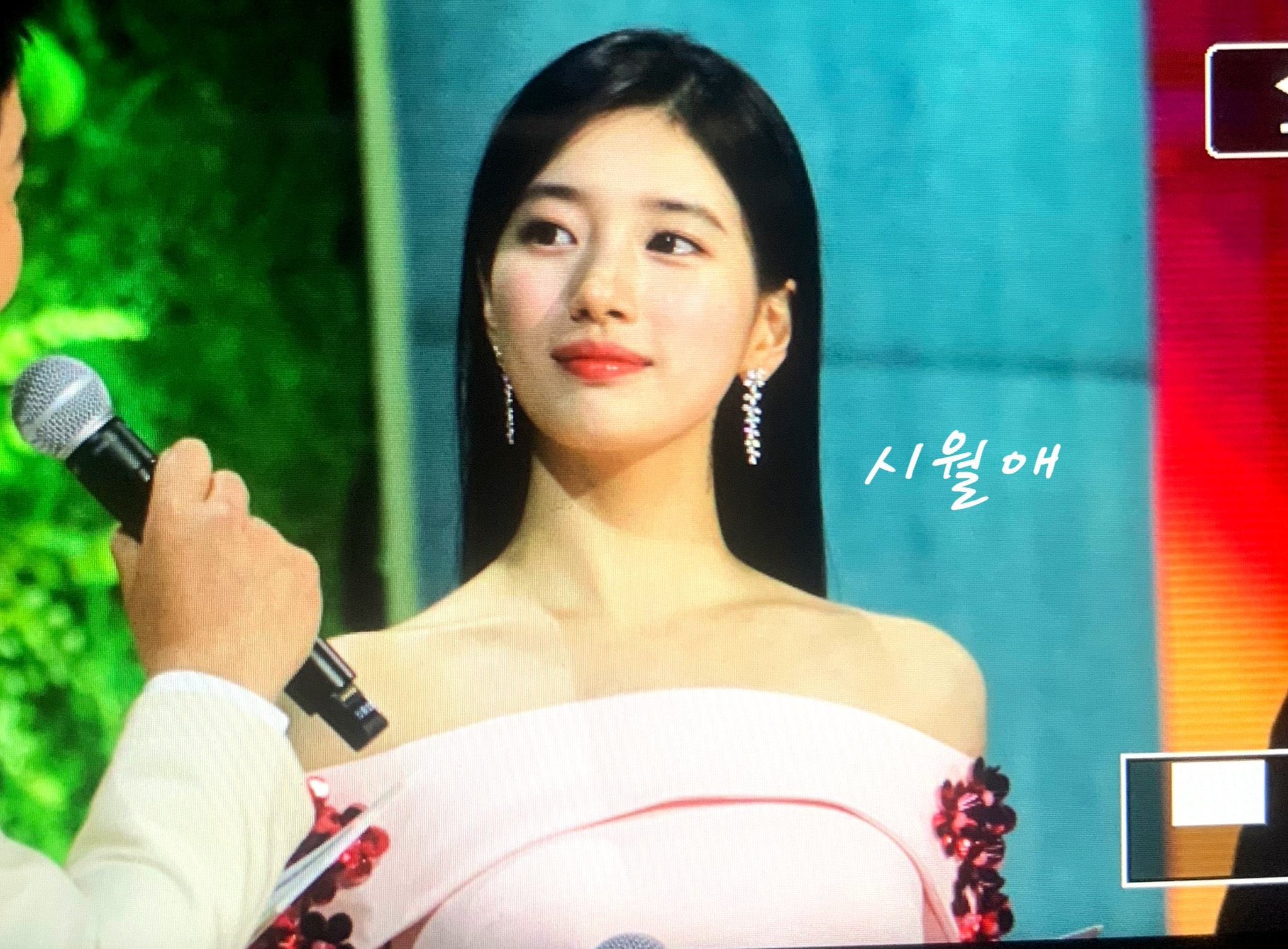 [잡담] 수지는 왜 사람을 이렇게 봄..??? | 인스티즈