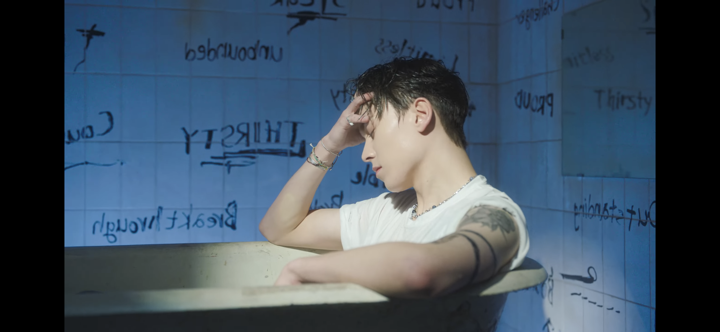 [잡담] 세븐틴 버논 팔에 헤나 미쳤냐 | 인스티즈