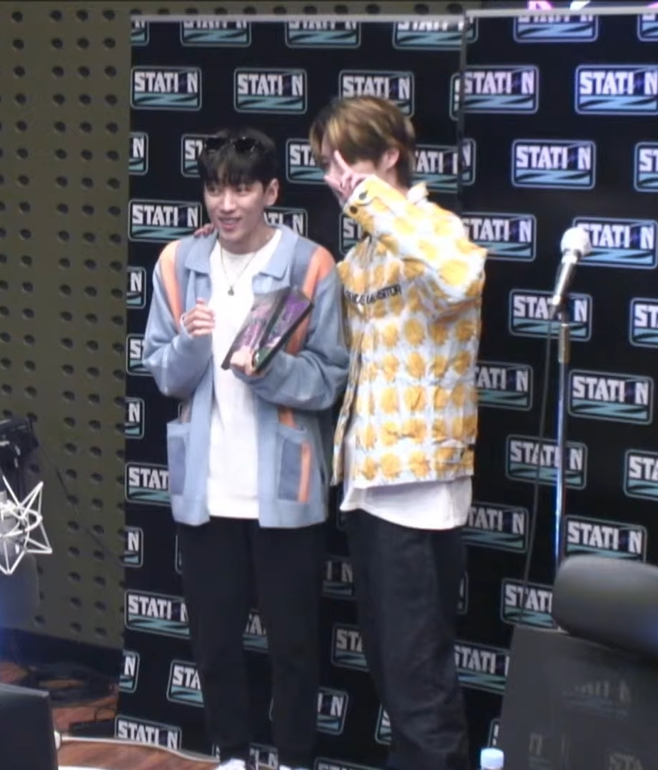 [잡담] 우즈-재찬 어색하게 서있는거 볼사람 | 인스티즈