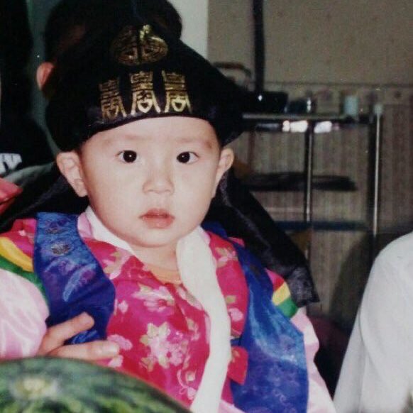 [잡담] 잘생긴 얼굴때문에 어린나이에 겉멋 들까봐 폭탄머리 시킨 위아이 멤버 | 인스티즈