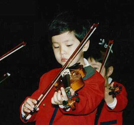 [잡담] 잘생긴 얼굴때문에 어린나이에 겉멋 들까봐 폭탄머리 시킨 위아이 멤버 | 인스티즈