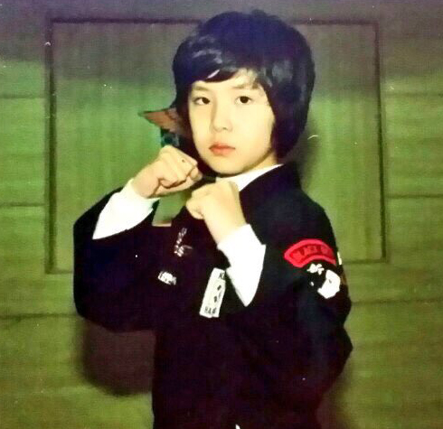 [잡담] 잘생긴 얼굴때문에 어린나이에 겉멋 들까봐 폭탄머리 시킨 위아이 멤버 | 인스티즈