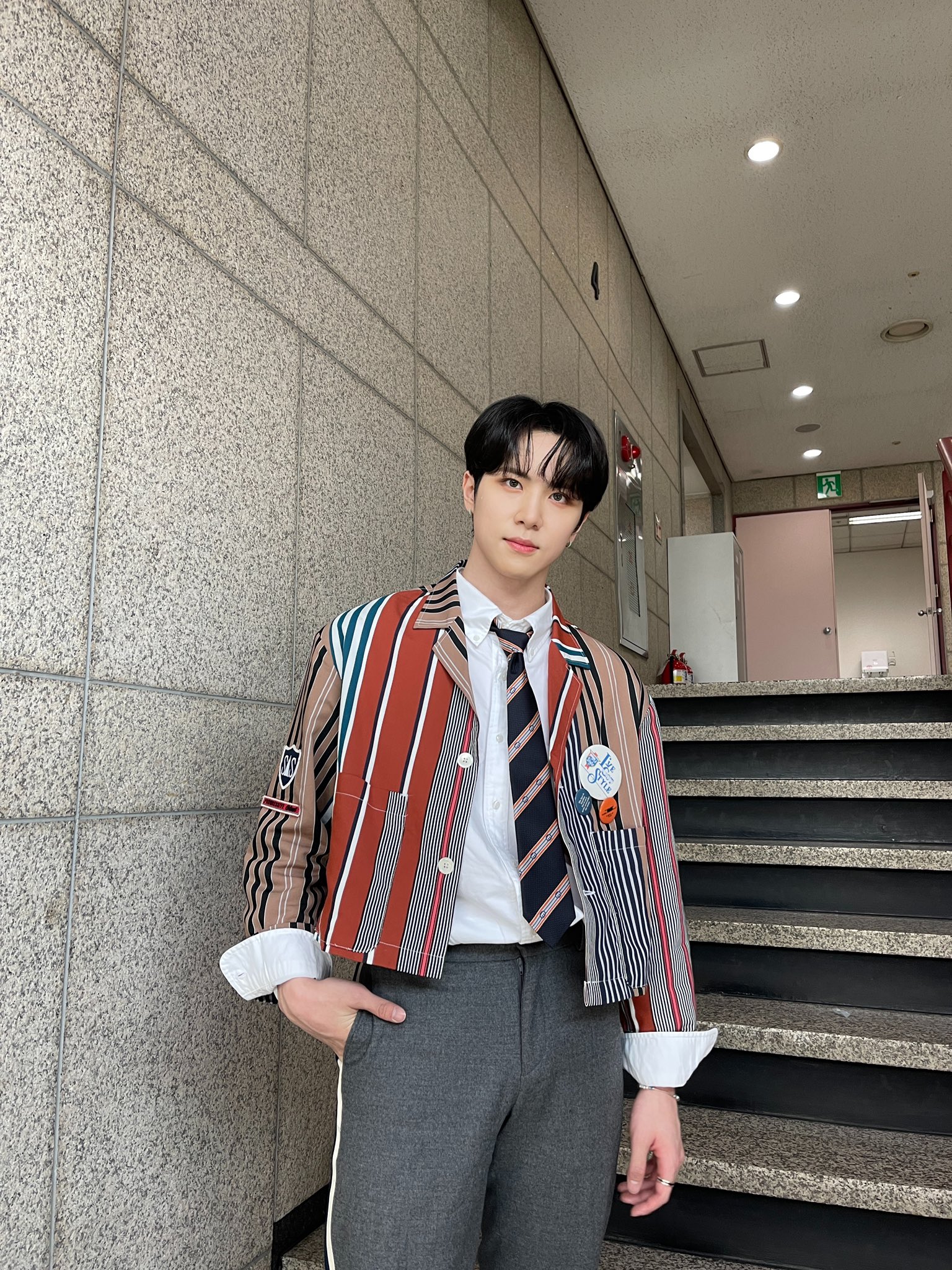 [잡담] 잘생긴 얼굴때문에 어린나이에 겉멋 들까봐 폭탄머리 시킨 위아이 멤버 | 인스티즈