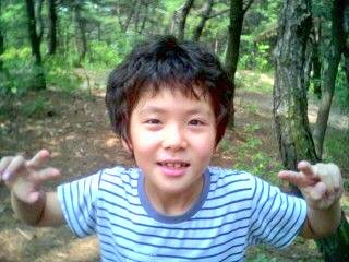 [잡담] 잘생긴 얼굴때문에 어린나이에 겉멋 들까봐 폭탄머리 시킨 위아이 멤버 | 인스티즈