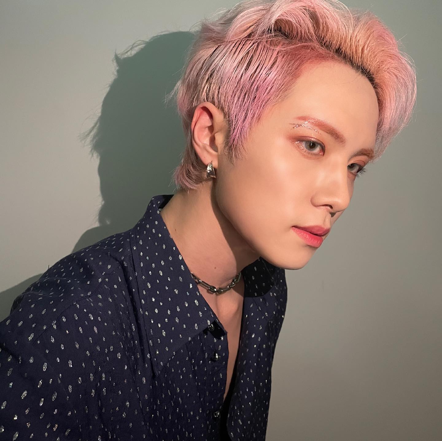 [잡담] 잘생긴 얼굴때문에 어린나이에 겉멋 들까봐 폭탄머리 시킨 위아이 멤버 | 인스티즈