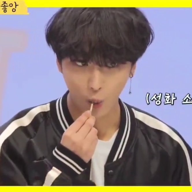 [잡담] 아 둘이 먹는 자세 차이가 너무 웃김ㅋㅋㅋㅋㅋ | 인스티즈