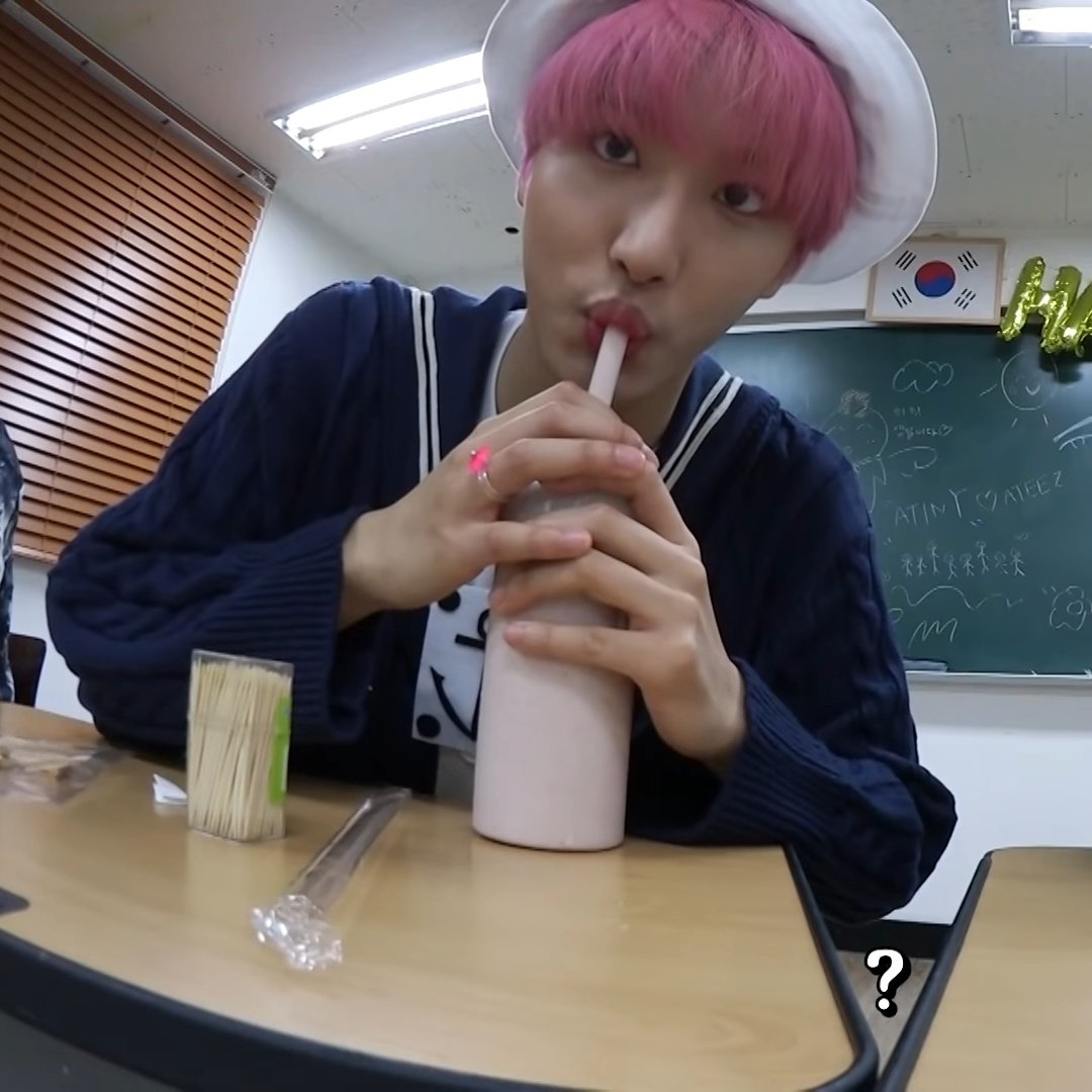 [잡담] 아 둘이 먹는 자세 차이가 너무 웃김ㅋㅋㅋㅋㅋ | 인스티즈