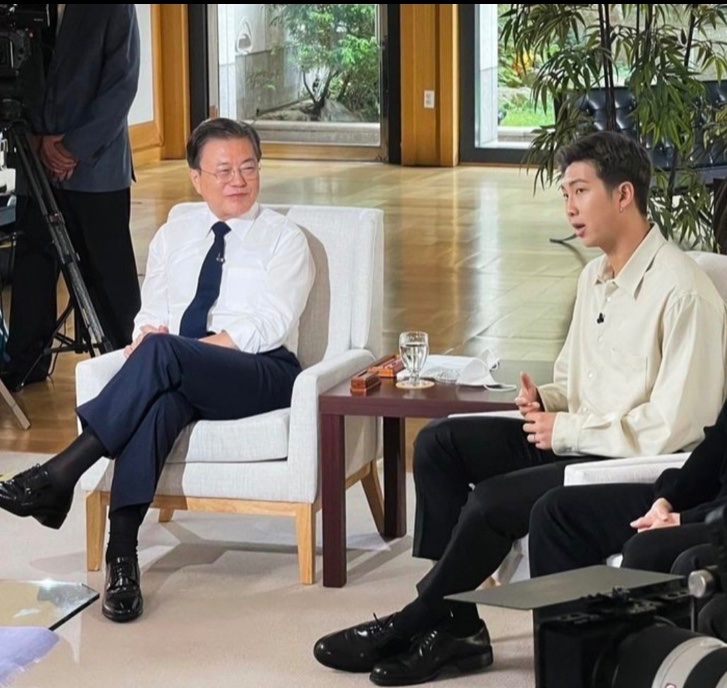 [잡담] 방탄 리더 진짜 할거 못된다 대통령 앞에서 즉석 대답 수준이 | 인스티즈