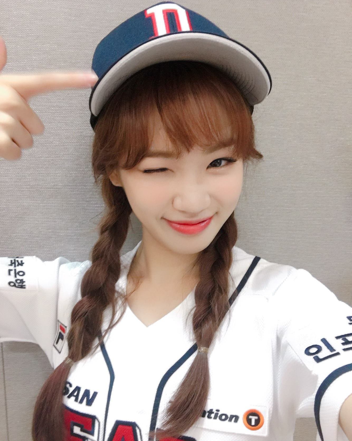 [잡담] 김채원 야구복 사진 4년전이랑 오늘 | 인스티즈