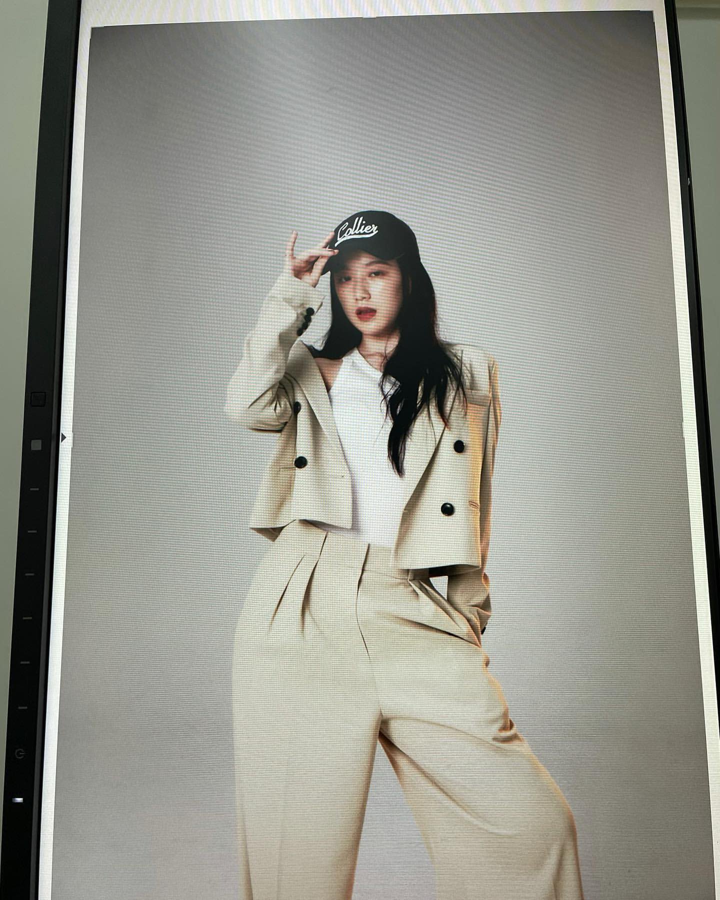 [잡담] 슈화가 올려준 화보 비하인드컷 너무 예쁜데?! | 인스티즈