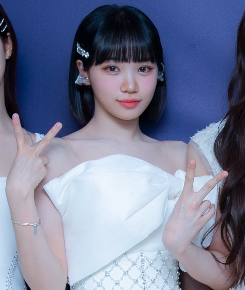 [잡담] 김채원 얼굴만 보다가 옷에 개큰 리본 있는지 이제 앎 | 인스티즈