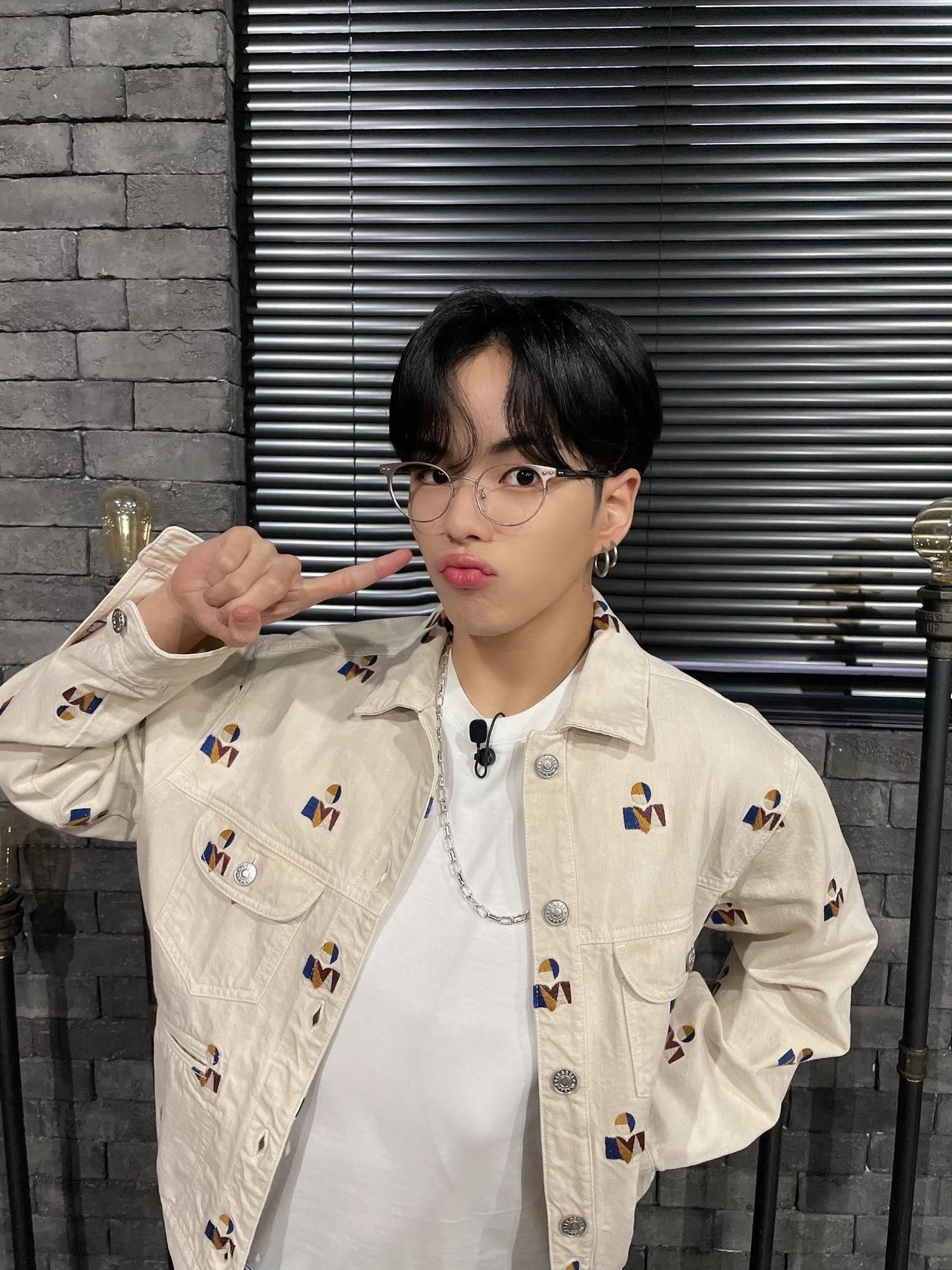 [잡담] 윤재혁 사진이나 셀카 찍을때 금지해보고싶은 표정 ㅋㅋㅋㅋ | 인스티즈