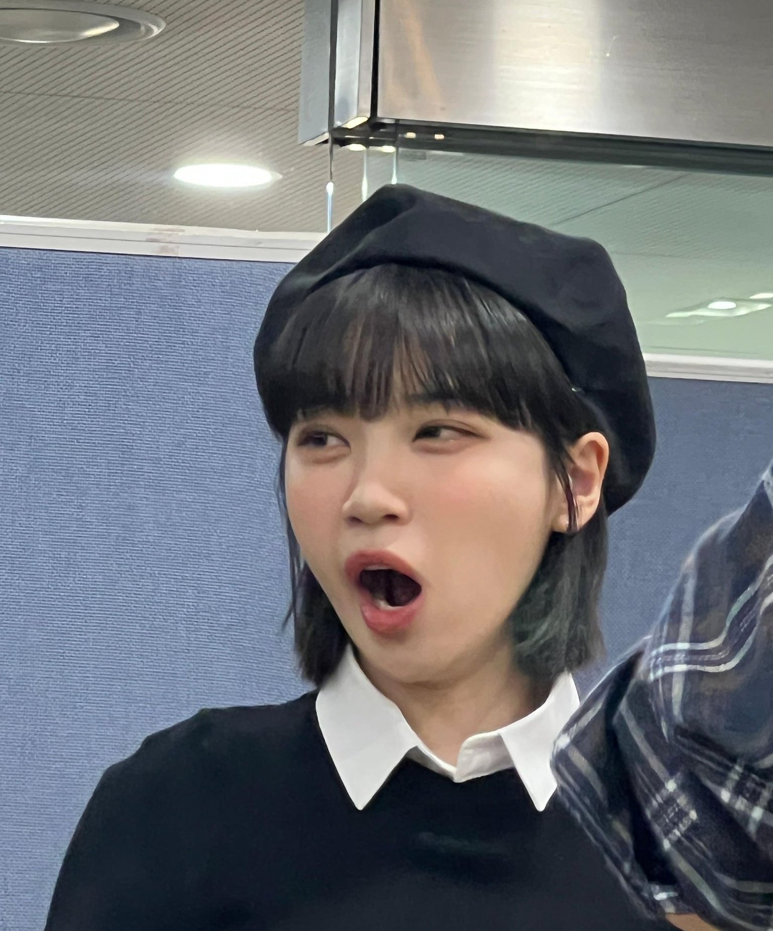 [잡담] 김채원 베레모 사진 뜨는 사진마다 레전드임... | 인스티즈