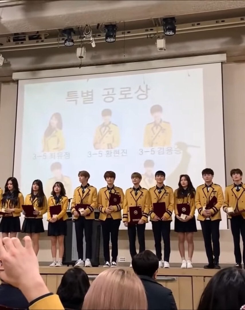 [잡담] 혹시 여기 다 연예인이라는데 완쪽에서 네번째 누군지 아는 사람?? | 인스티즈