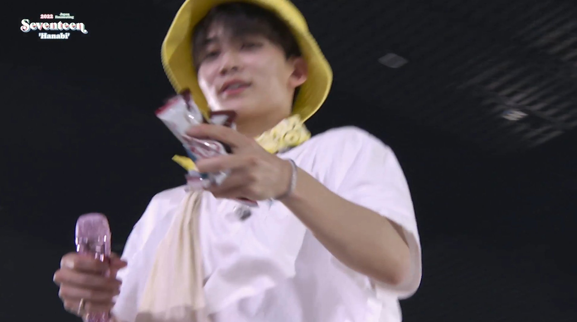 [잡담] 캐럿들 주려고 주섬주섬 과자 뿌리는 이 남성… | 인스티즈