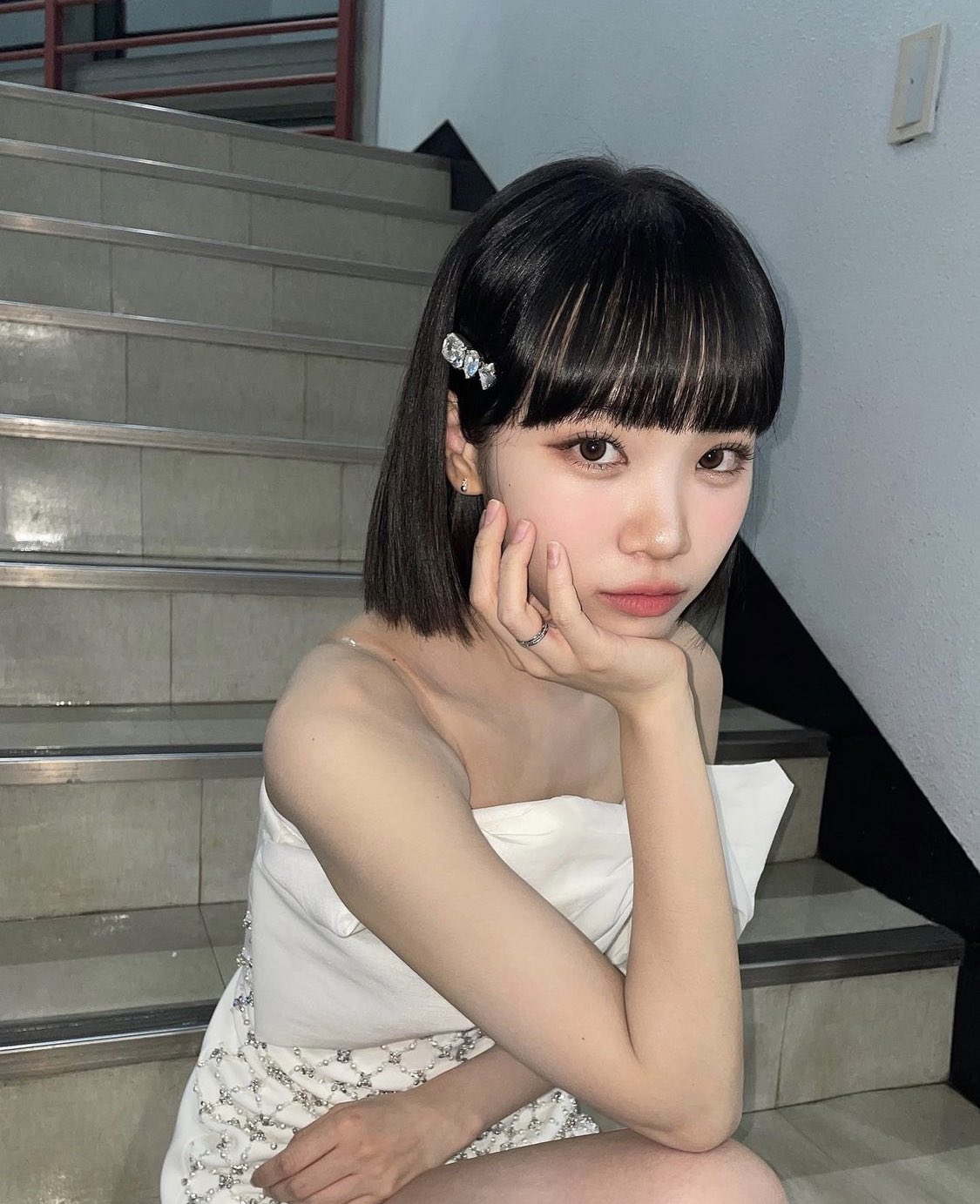 [잡담] 김채원 인가 계단샷 인스타그램 업로드🤍 | 인스티즈