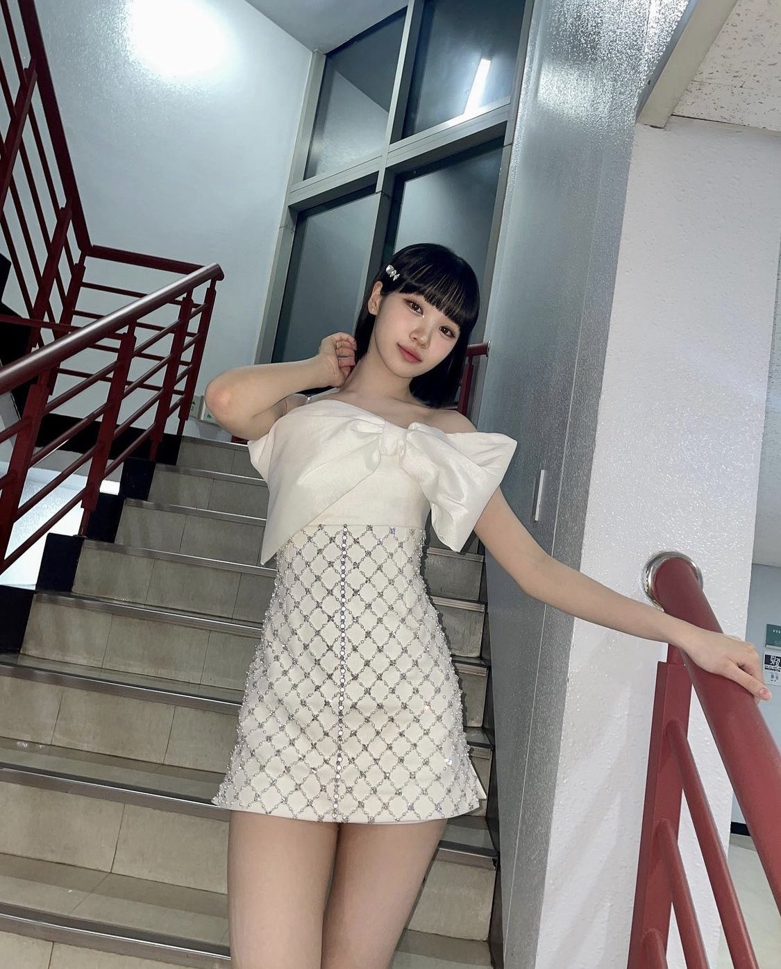 [잡담] 김채원 인가 계단샷 인스타그램 업로드🤍 | 인스티즈