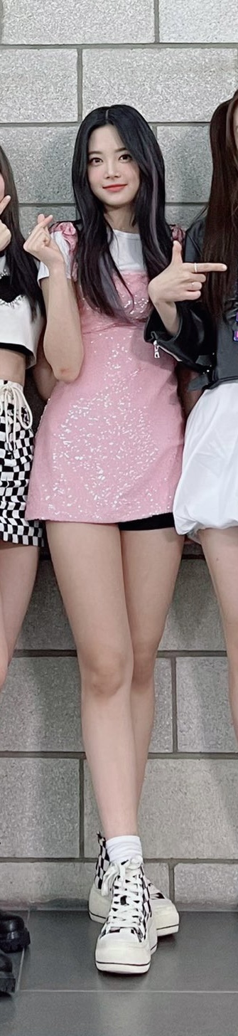 [잡담] 딴 멤들은 옷 똑같은데 은채 옷 바뀐거 개웃기네ㅋㅋㅋ아무래도 이 옷 입고 무대하긴 좀 | 인스티즈