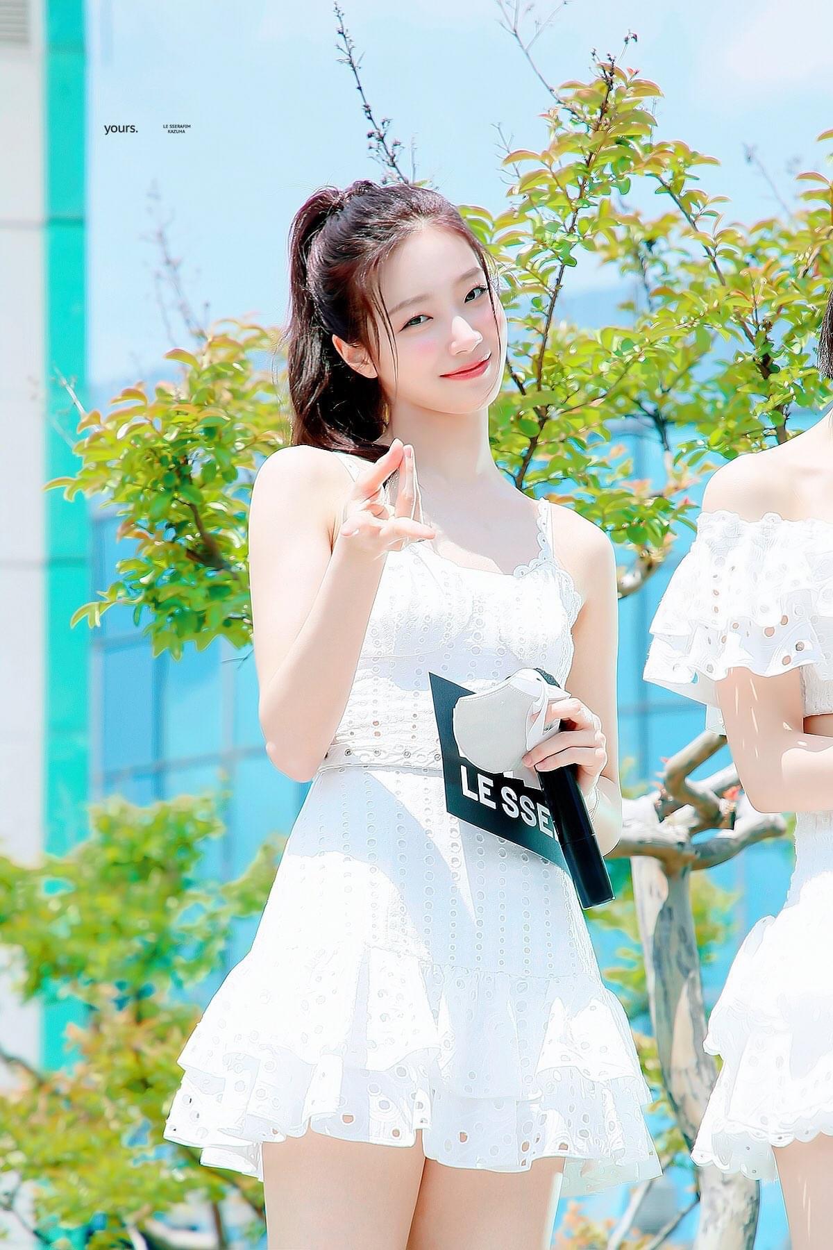 [잡담] 르세라핌 카즈하 뮤뱅 미팬 과질 보는데 포카리상이다 | 인스티즈