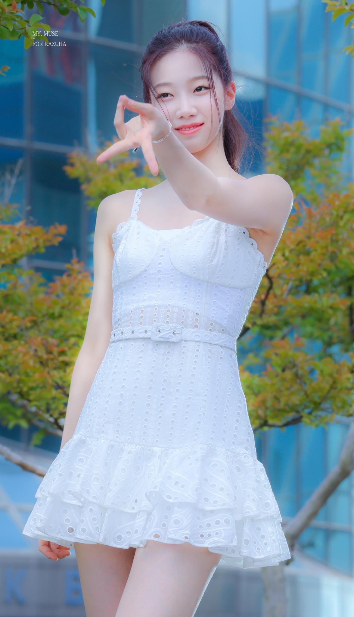 [잡담] 르세라핌 카즈하 뮤뱅 미팬 과질 보는데 포카리상이다 | 인스티즈