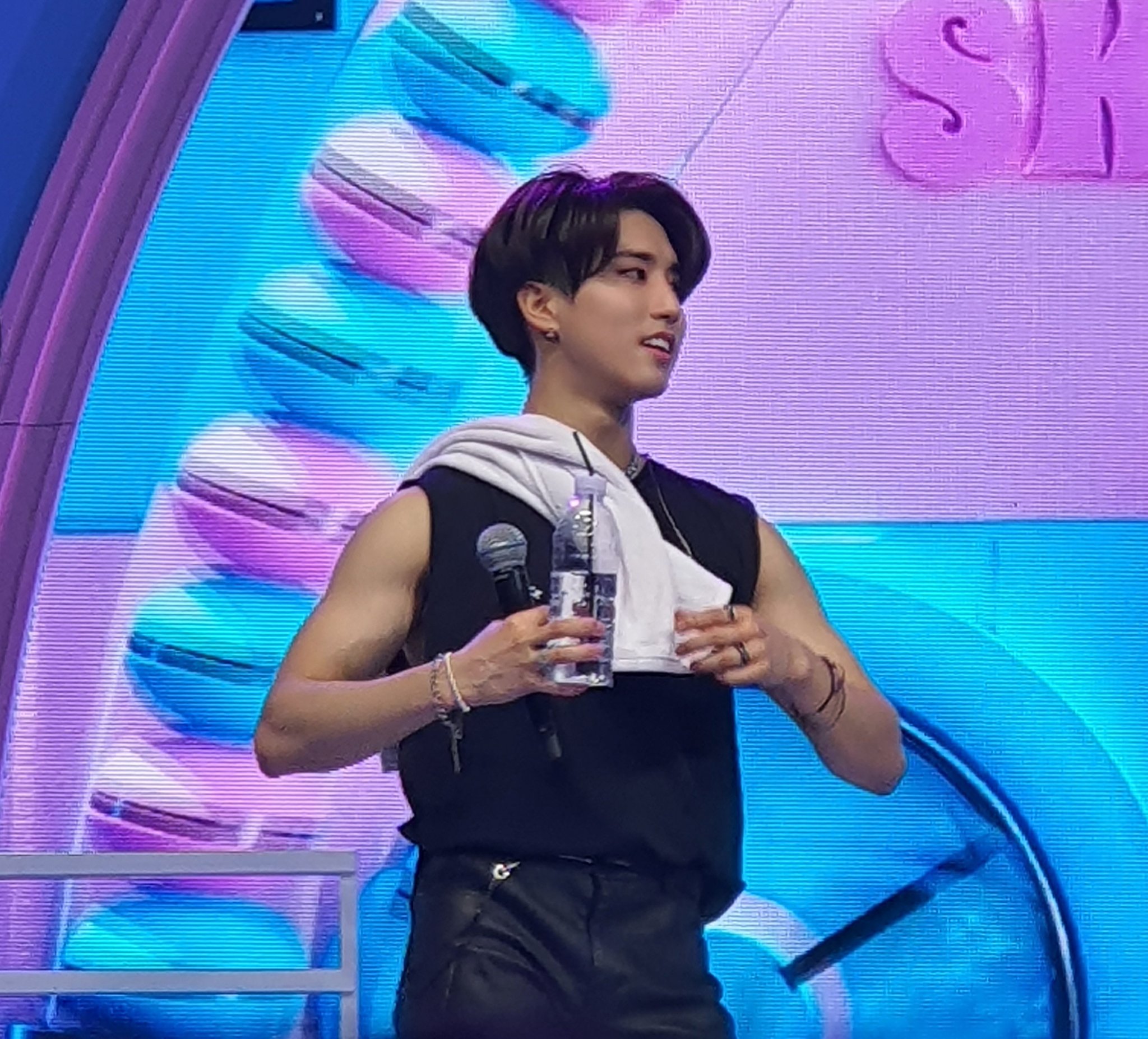 [잡담] 한지성 민소매 입을때마다 하는 생각 | 인스티즈