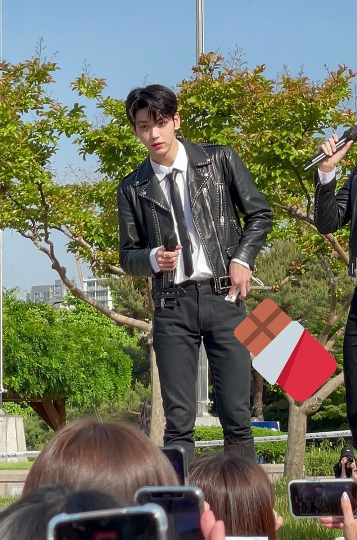 [잡담] 투바투 수빈 팬들만나서 신난 강쥐같아 실물대박일듯 | 인스티즈