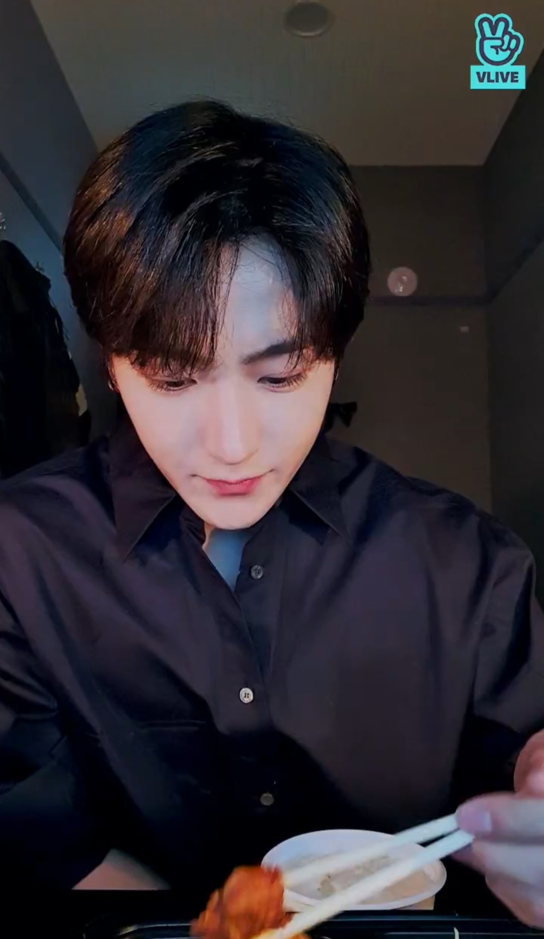 [잡담] 더보이즈 현재 브이앱 하는데 오늘도 레전드 | 인스티즈