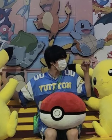 [잡담] 방탄 진 피카츄랑 사진 찍더니 피카츄 귀 생겼는데 | 인스티즈