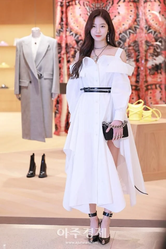 [잡담] 카즈하는 포즈 잡는것도 이뻐,, | 인스티즈