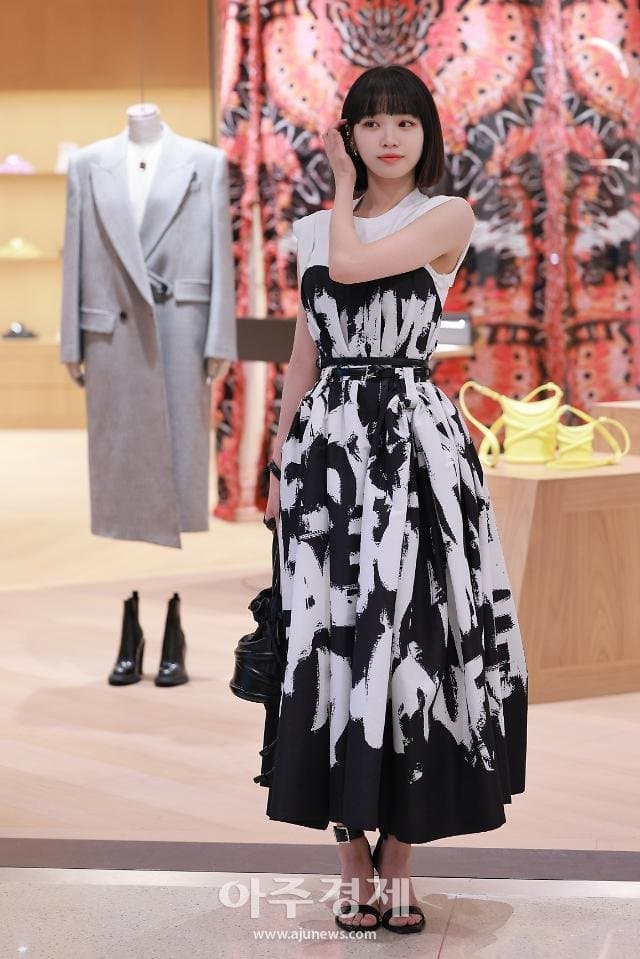 [정보/소식] 알렉산더 맥퀸 기념 행사에 르세라핌 카즈하 김채원 | 인스티즈