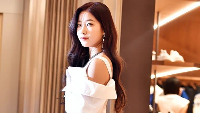 [정보/소식] 알렉산더 맥퀸 기념 행사에 르세라핌 카즈하 김채원 | 인스티즈