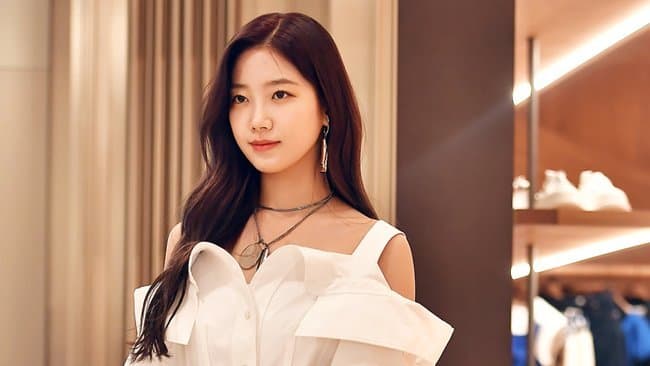 [정보/소식] 알렉산더 맥퀸 기념 행사에 르세라핌 카즈하 김채원 | 인스티즈