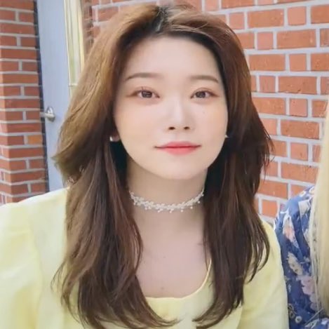 [잡담] 얘들아 지금 빌리 브이앱 하는데 츠키 얼굴 미쳤다.. | 인스티즈