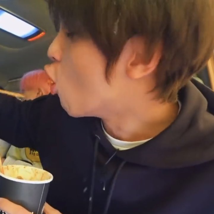 [잡담] 아 ㅋㅋㅋㅋ 이 사진 봤어? 연어초밥 먹는 해찬이래 | 인스티즈