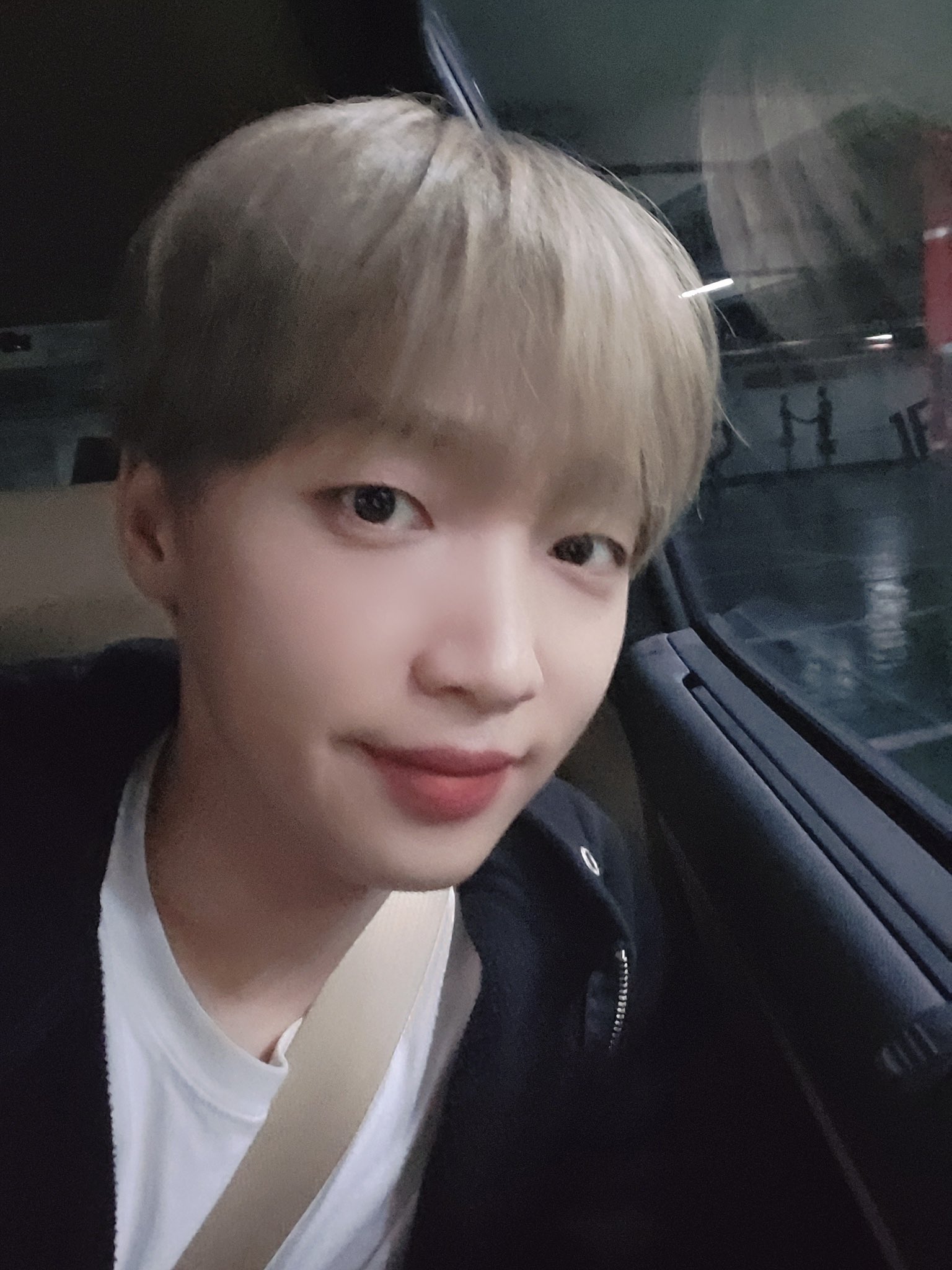 [잡담] ㅇㄴ사진한장은 어둡고 한장은 창 가까이 찍어서 밝은것봐 | 인스티즈