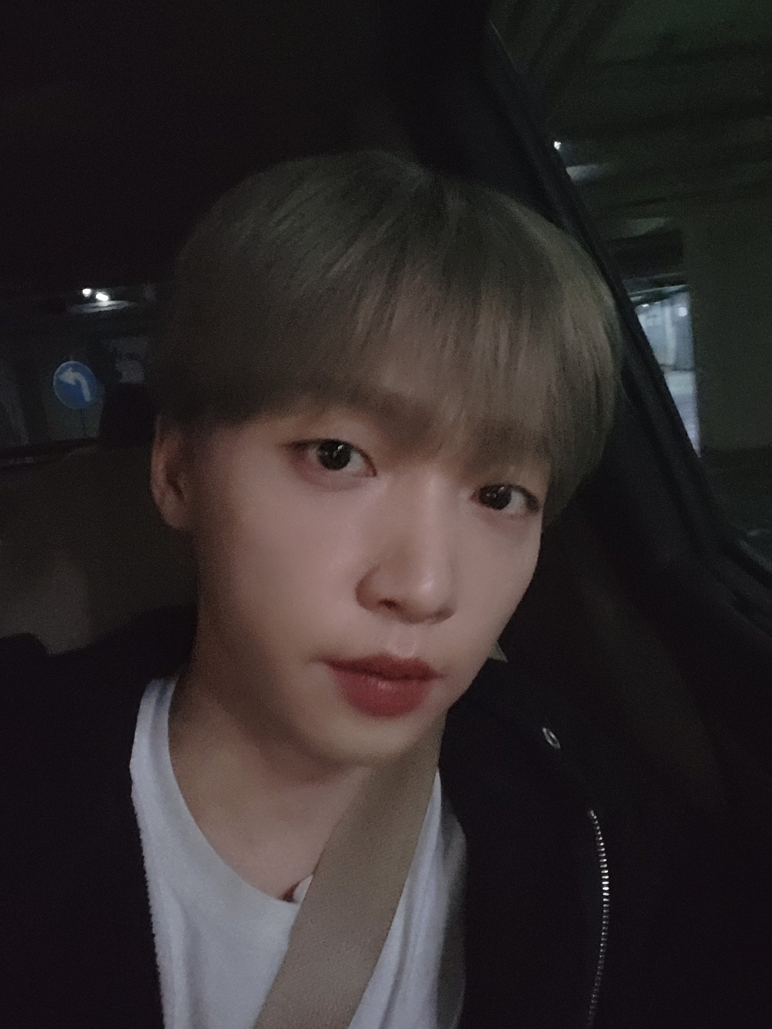 [잡담] ㅇㄴ사진한장은 어둡고 한장은 창 가까이 찍어서 밝은것봐 | 인스티즈