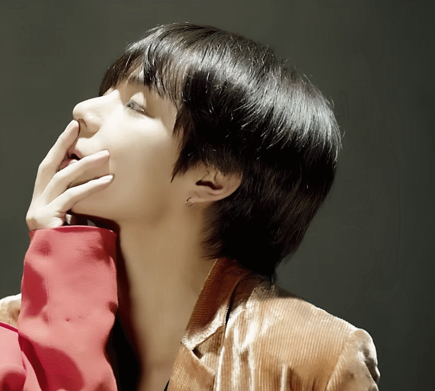 [잡담] 뷔 본인 손으로 이러는거 진짜 심했어 | 인스티즈