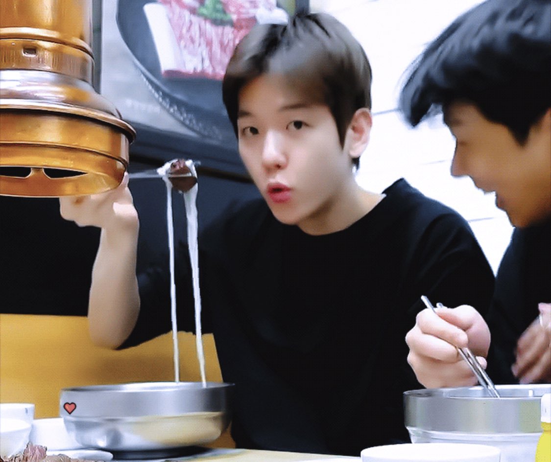 [잡담] 먹을 때 제일 귀여운 강아지 | 인스티즈