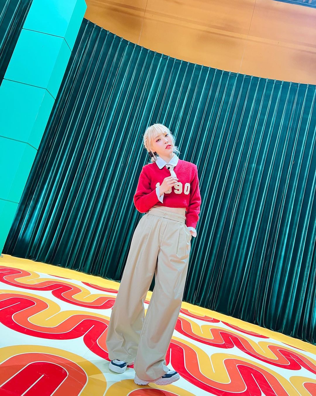 [잡담] 문별 무대의상으로 옷 다양하게 입는거 너무 좋아 | 인스티즈