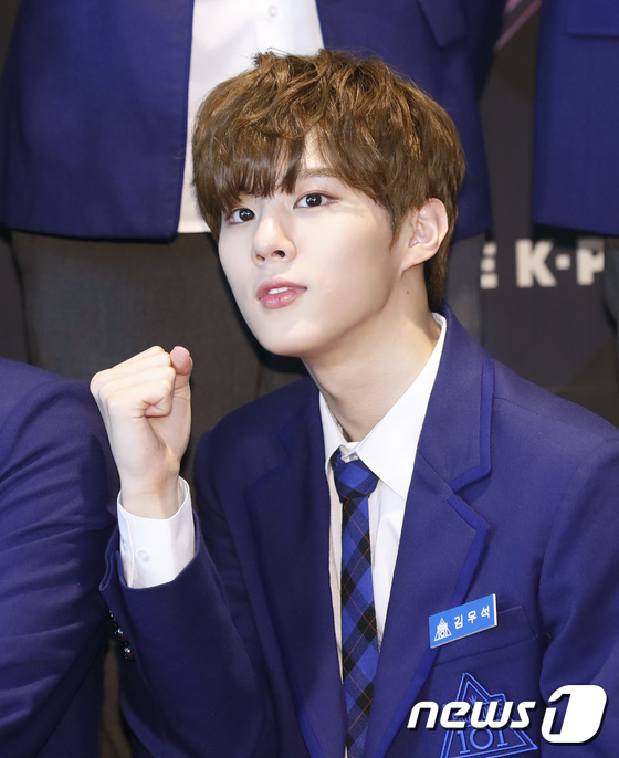 [잡담] 김우석 프듀 때 사진보고 보정 너무 심하다고 그런거 생각나 | 인스티즈