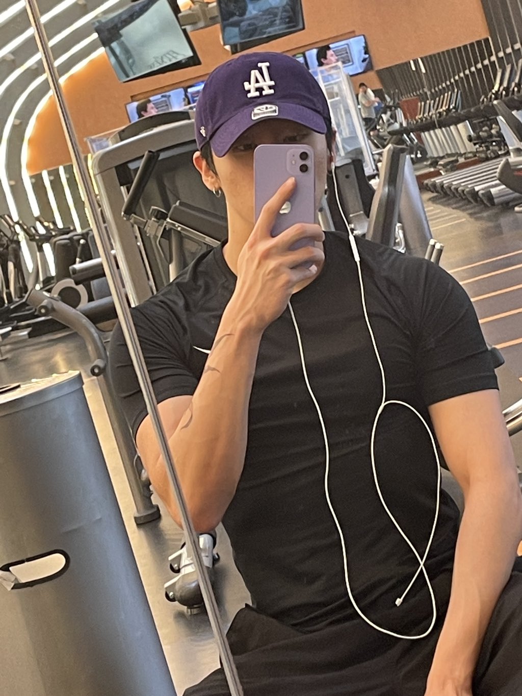 [잡담] 몬엑 미국에서 헬스장 인증짤 떴는데 | 인스티즈