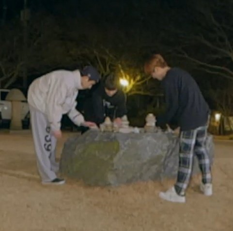 [잡담] 성인남성 셋이 돌탑쌓는거 넘무 귀엽지않니 | 인스티즈
