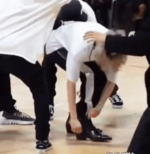 [잡담] 방탄 지민 신발 벗는데 갑자기 사이즈 확 작아져서 놀람 | 인스티즈