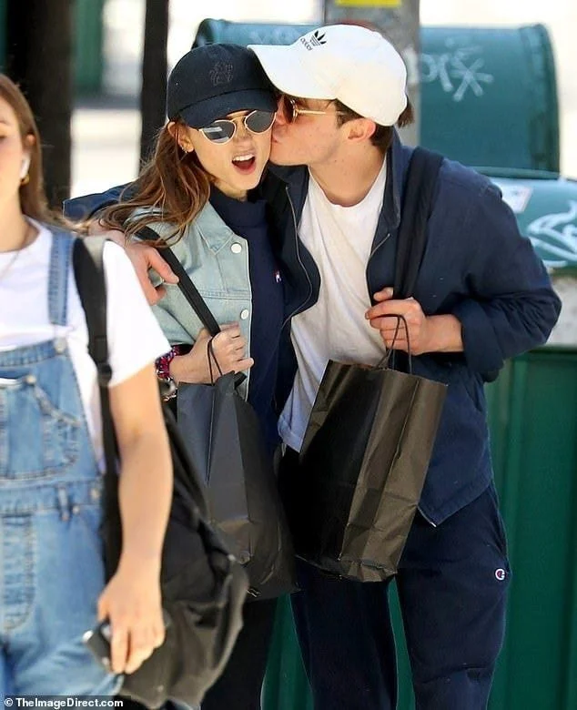 [마플] 한국도 외국처럼 아이돌들 대놓고 연애하고 키스하는 파파라치 찍히고 그랬으면 좋겠다 | 인스티즈