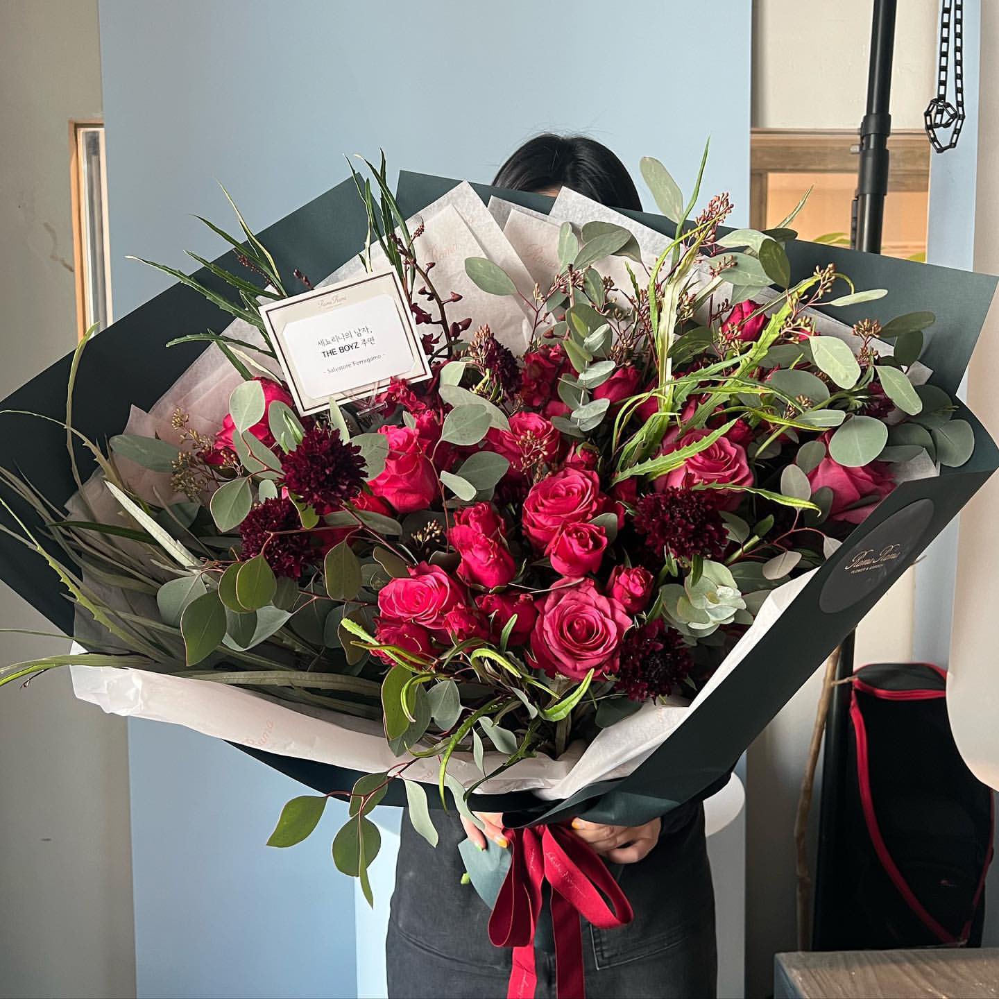 [잡담] 이 큰 꽃다발을 한 팔로 안을 수가 있는 거임? | 인스티즈