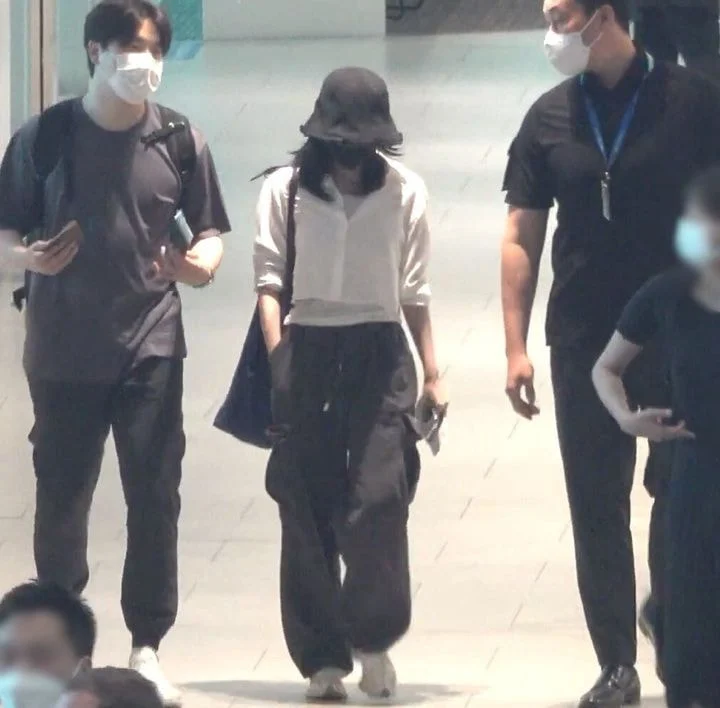 [잡담] 나 왜케...아이유 바지 주머니에 손 넣은게 좋지 | 인스티즈