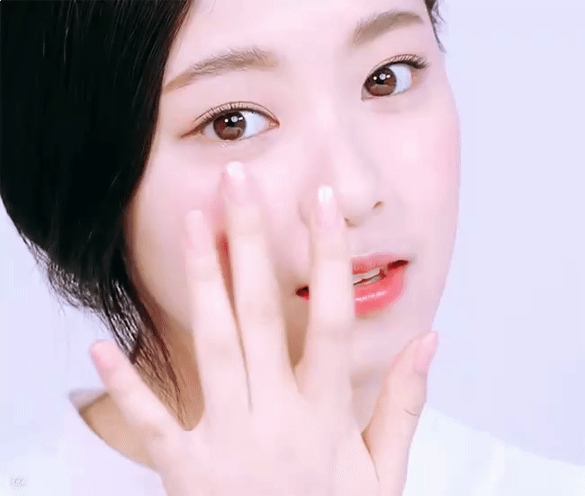 [잡담] 현진이 넘 이뿌다 ㅠㅠㅠ 피부봐... 퀸덤에서 머리묶은것도 이쁘네 | 인스티즈