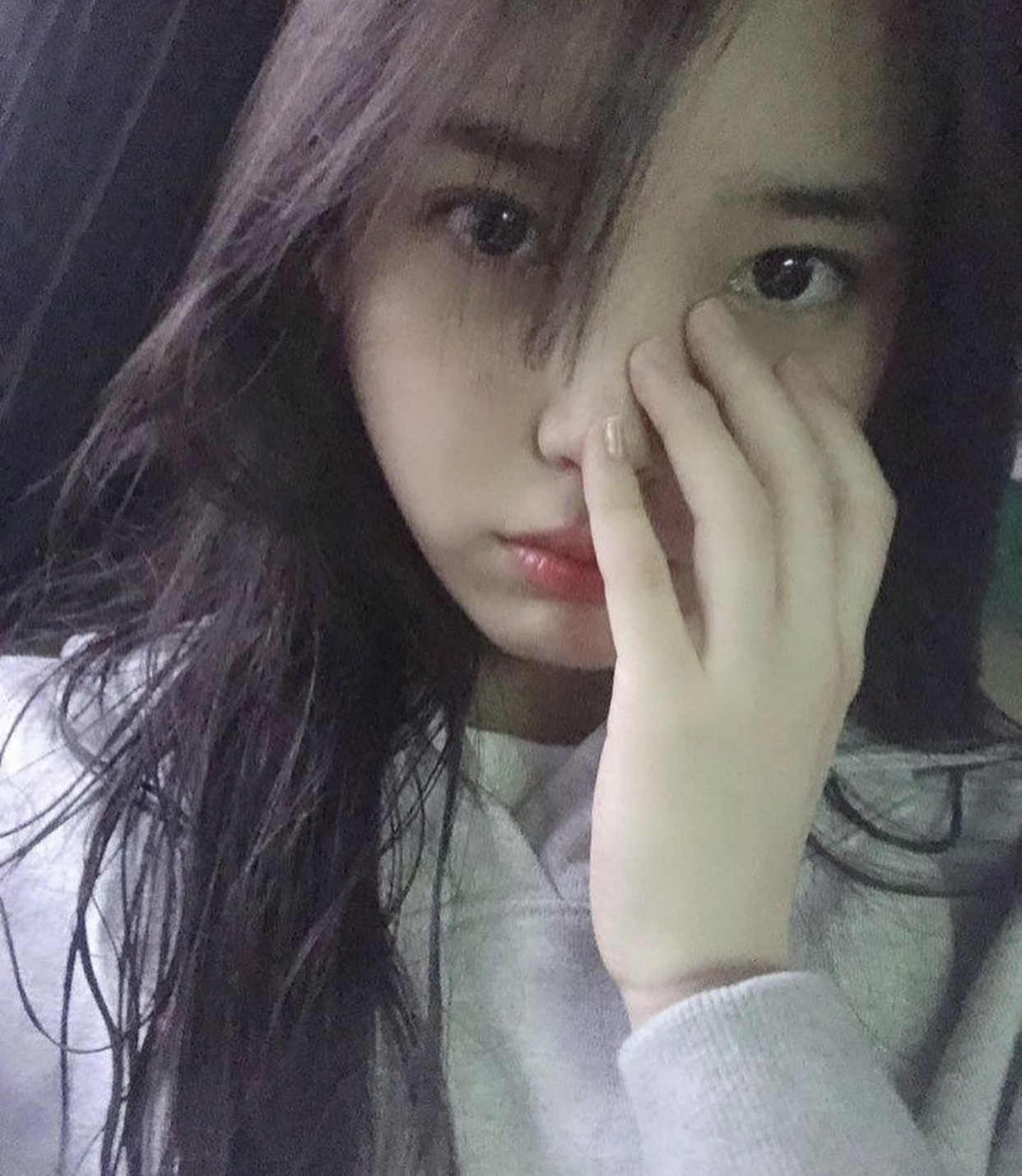 [잡담] 아이유 이런 느낌 나는 사진 더 있는 사람 이쒀..? | 인스티즈