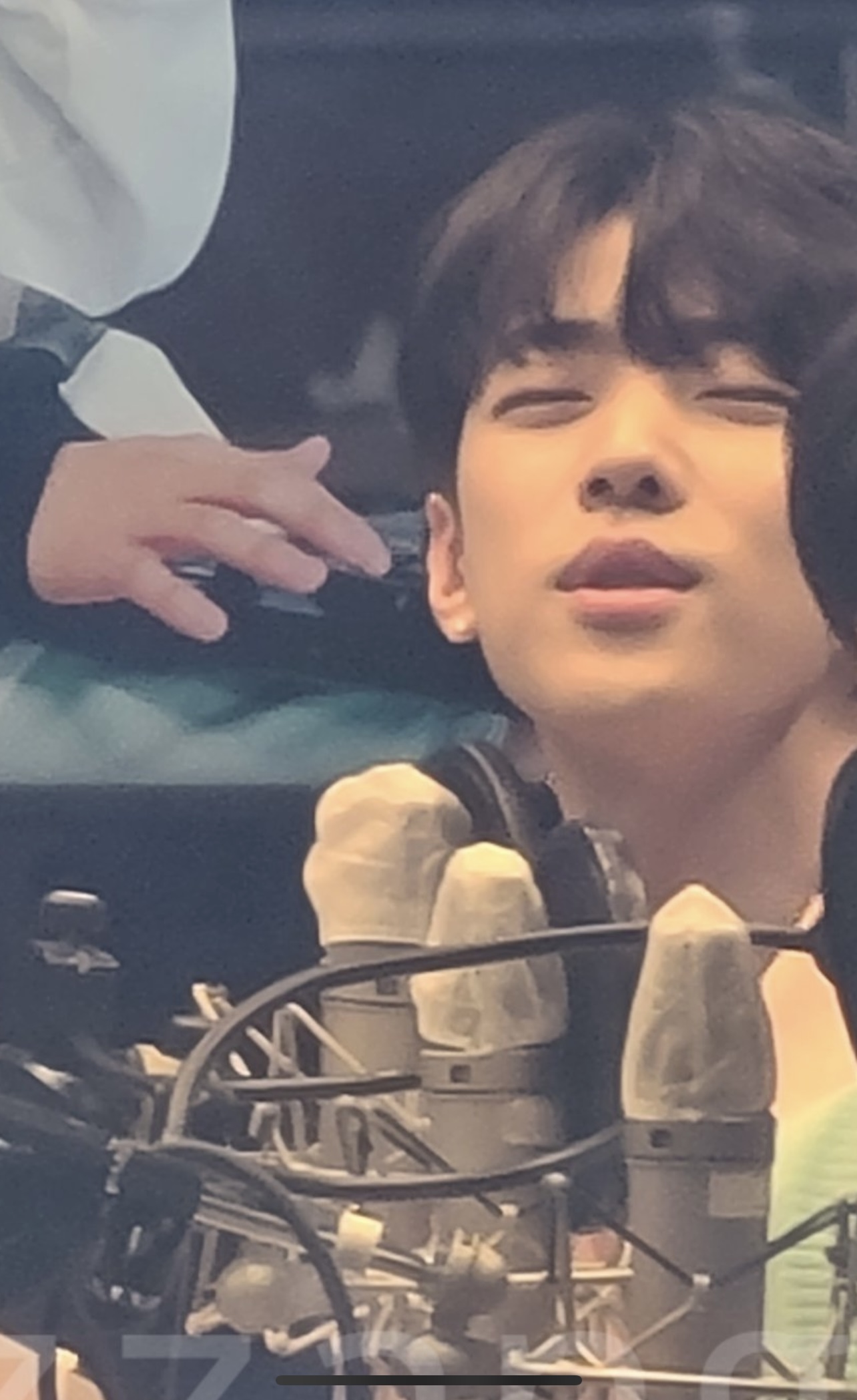 [잡담] 재찬이 눈 덜 뜰때가 진짜 고양이 같애 | 인스티즈