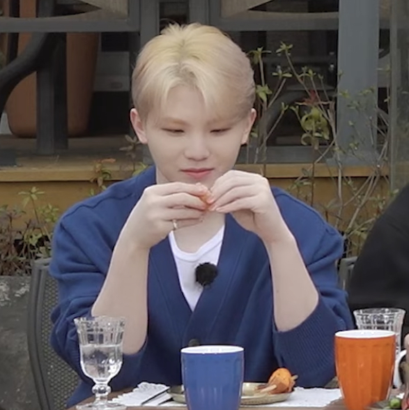 [잡담] 남돌이 새우 까는데 이렇게 동그래도 되는 거임? | 인스티즈